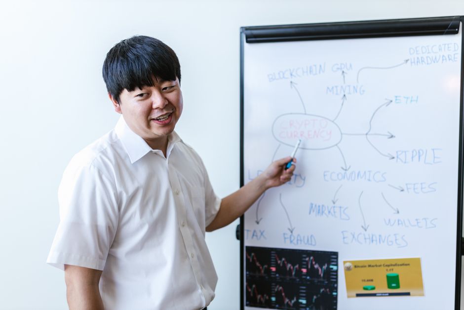 재정 고문이 비트코인 ETF를 설명하는 모습